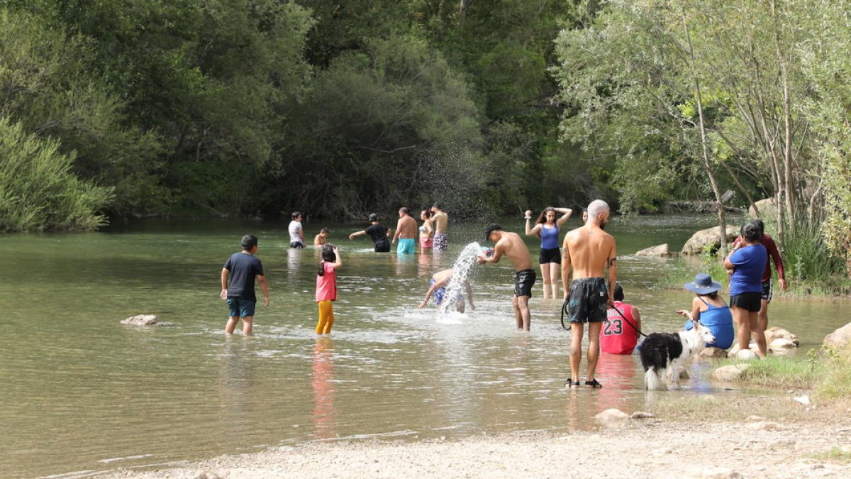 Bañistas refrescándose ayer por la tarde en la Platgeta de Camarasa. 