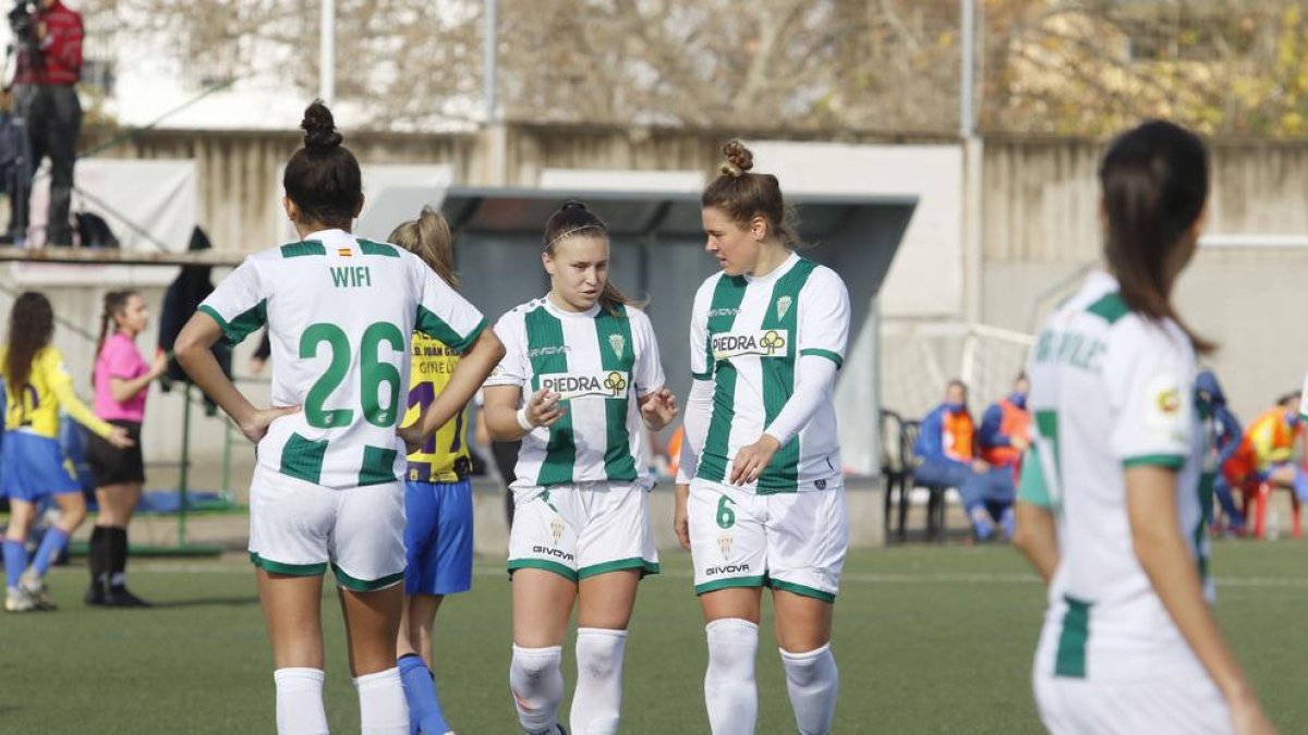 Lisa Marie Scholz, la nova jugadora de l’AEM, amb el dorsal 6, durant un partit amb el Còrdova.