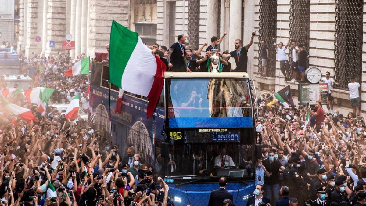 La selecció ‘azzurra’ va recórrer els carrers de Roma amb un bus descobert davant de milers de ‘tiffosi’.