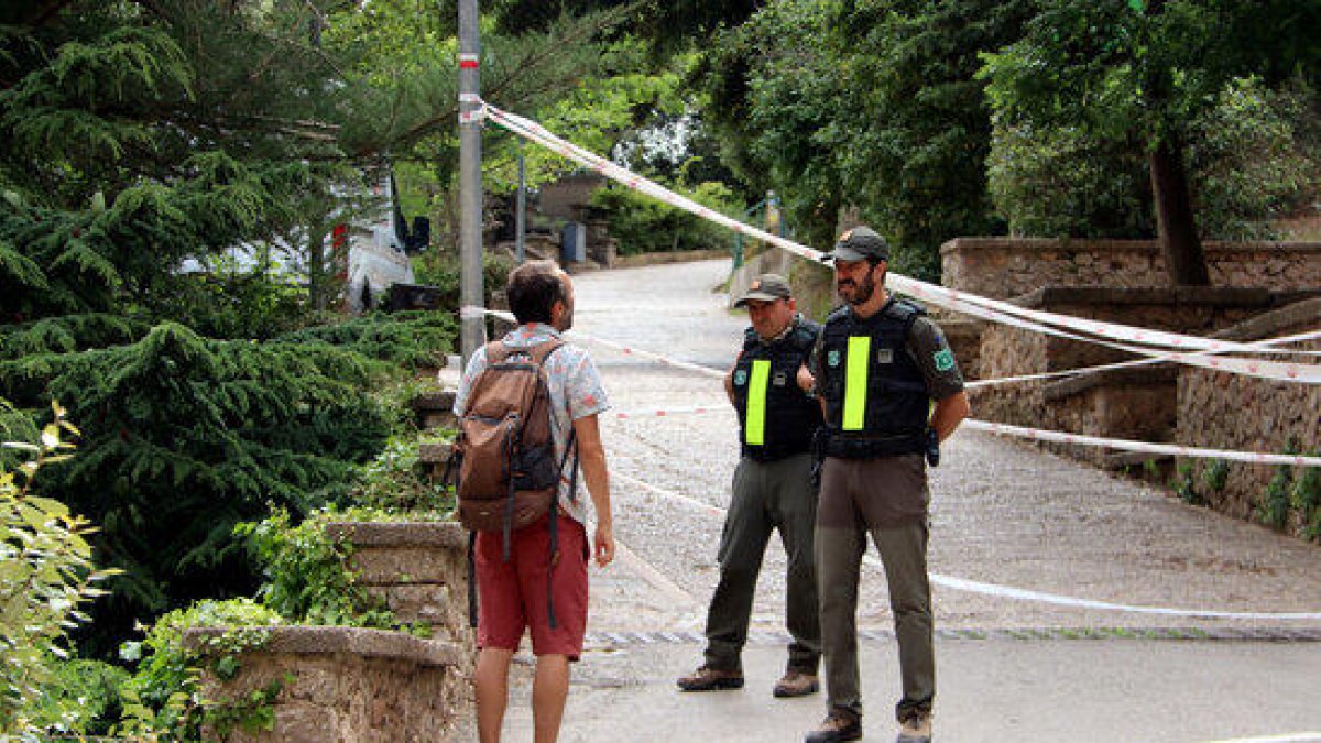 Els Agents Rurals informen a un visitant de Montserrat que no pot accedir a la zona del funicular de Sant Joan.