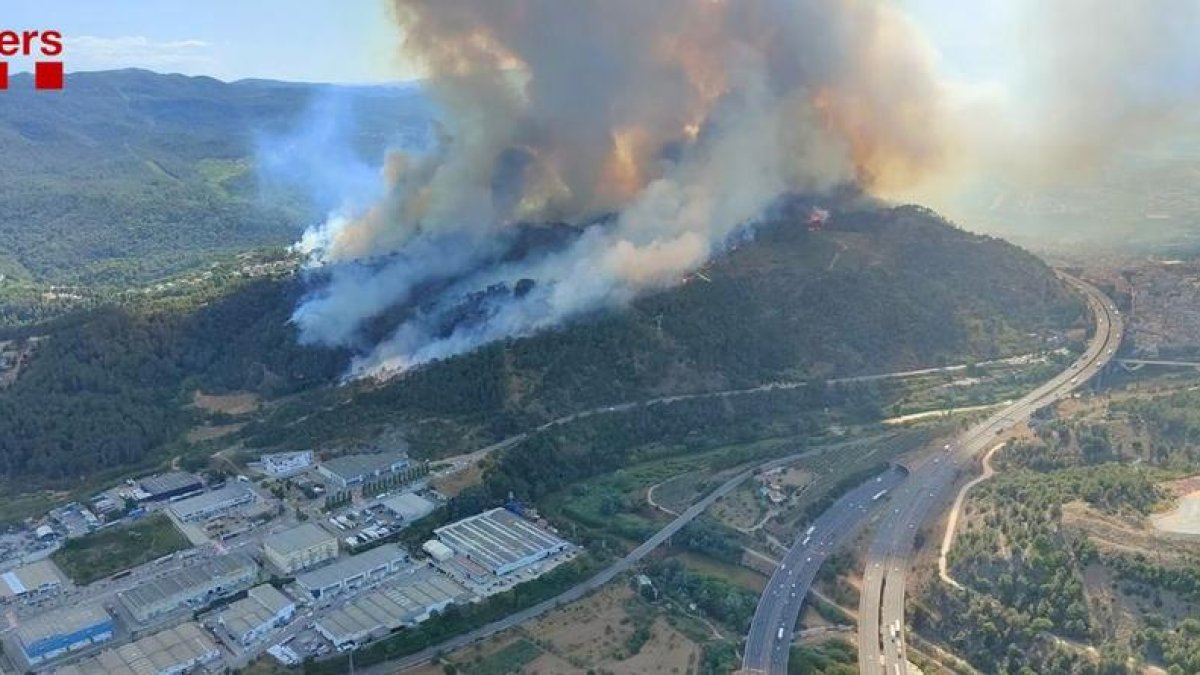 ACTUALIZACIÓ:46 dotacions dels Bombers, 11 aèries, ataquen el foc de Castellví de Rosanes, que ja ha afectat 20 hectàrees