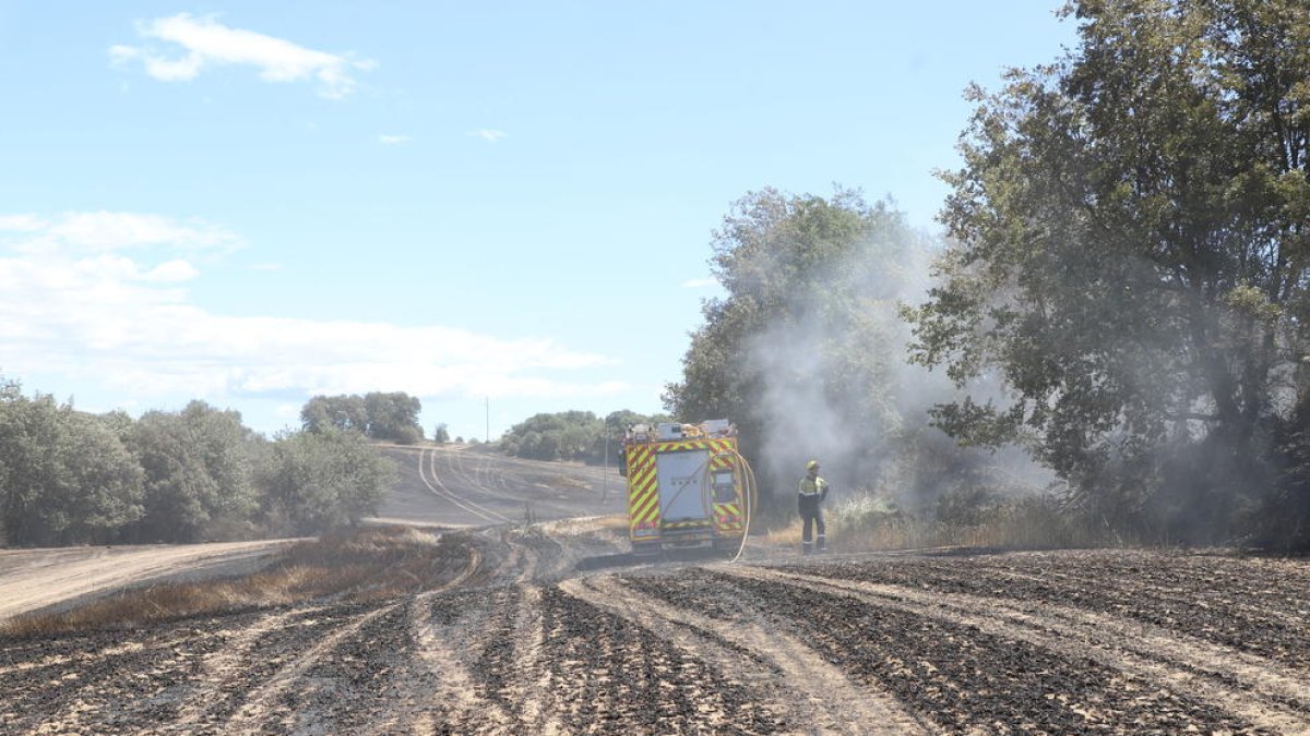 Bomberos ayer al mediodía durante la extinción del incendio de Riner. 