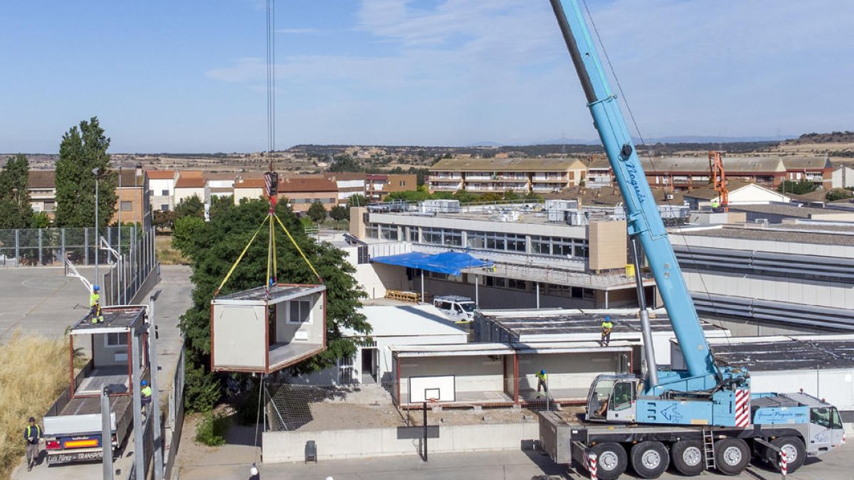 Les tasques de retirada dels cinc mòduls (quatre aules i un magatzem) de Guissona, ahir. El primer es va instal·lar el 2008.