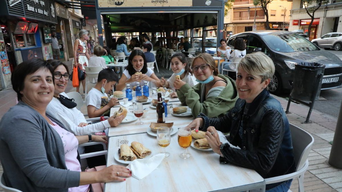 Un grup gaudeix de l’oferta en un dels establiments participants del Tasta la Fresca.