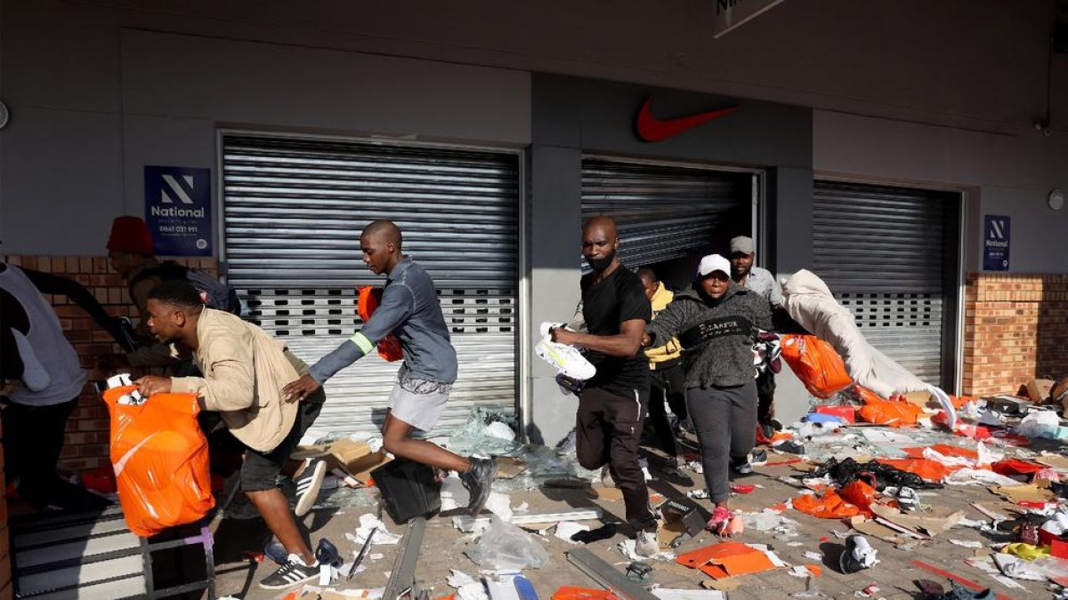 Imagen de saqueos en la ciudad sudafricana de Durban.