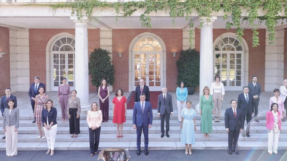 El nou Consell de Ministres posa a l’entrada del palau de La Moncloa per a la tradicional foto de família abans de la primera reunió després de la remodelació.