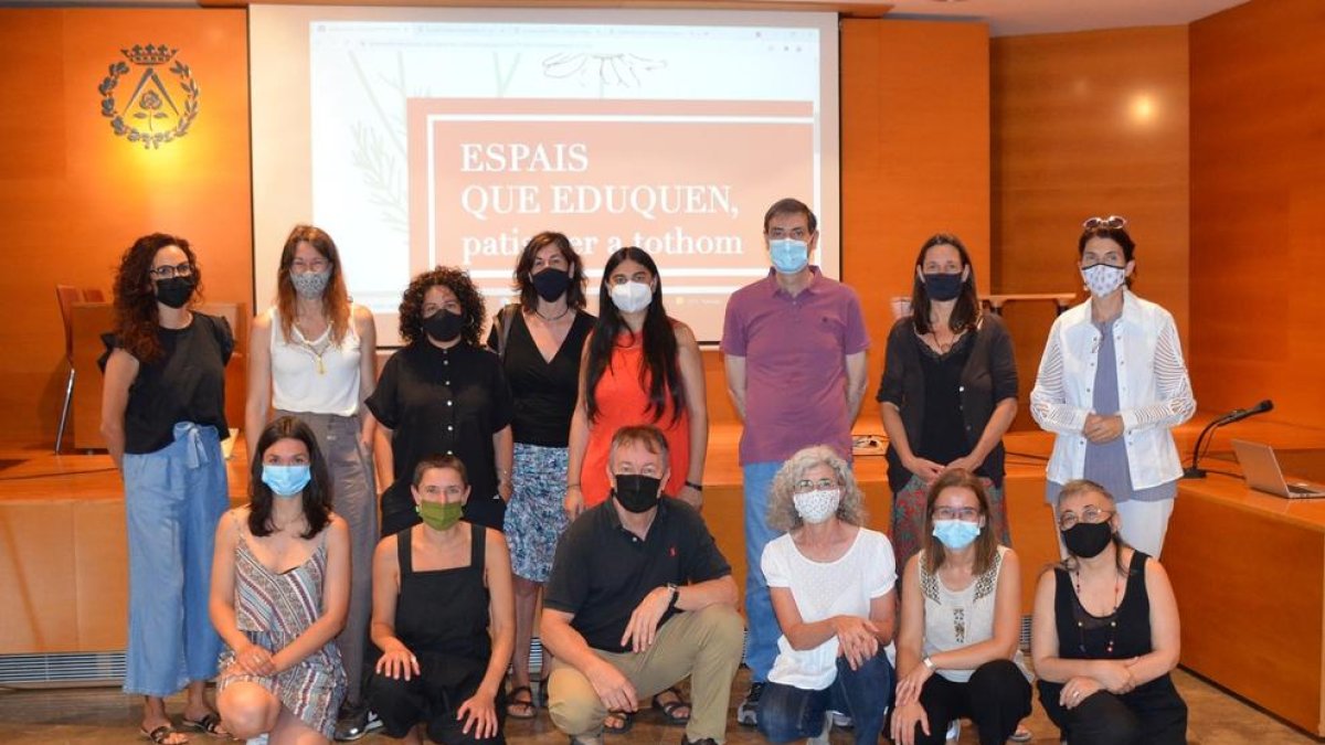 Representants de les entitats que duen a terme el projecte ‘Espais que eduquen, patis per a tothom’.