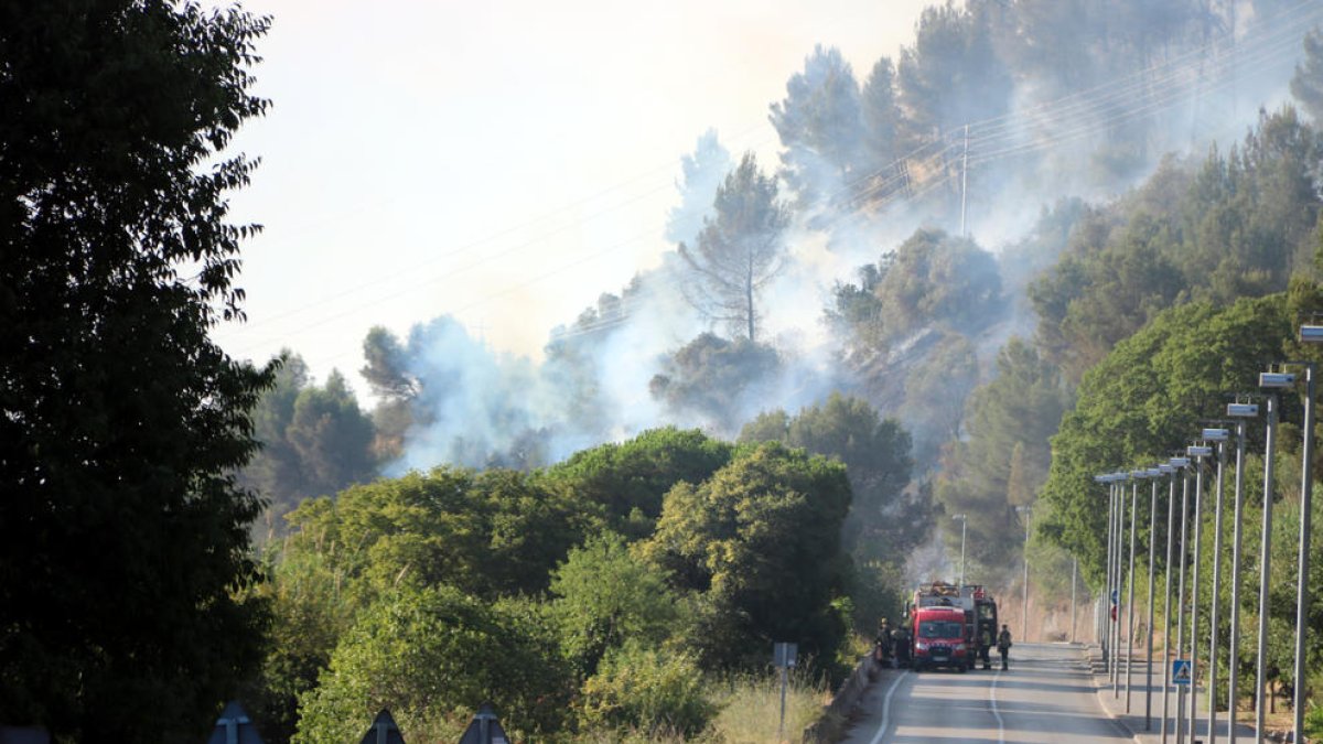 L'incendi de Castellví ja crema 186 hectàrees i té tres focus molt actius