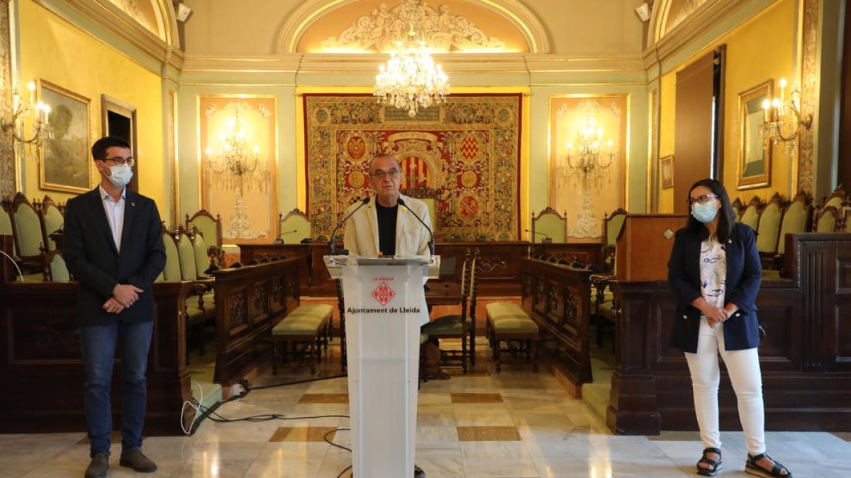 Postius (JxCat), Pueyo (ERC) y Freixanet (ERC) ayer anunciando el cese de Talamonte en la Paeria. 