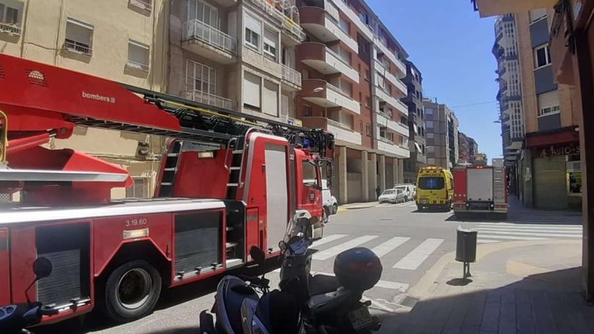 Bomberos y SEM entraron en el domicilio en Cronista Muntaner. 