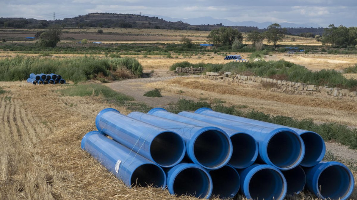 Canonades a punt de soterrar-se a prop de la planta potabilitzadora de Ratera.