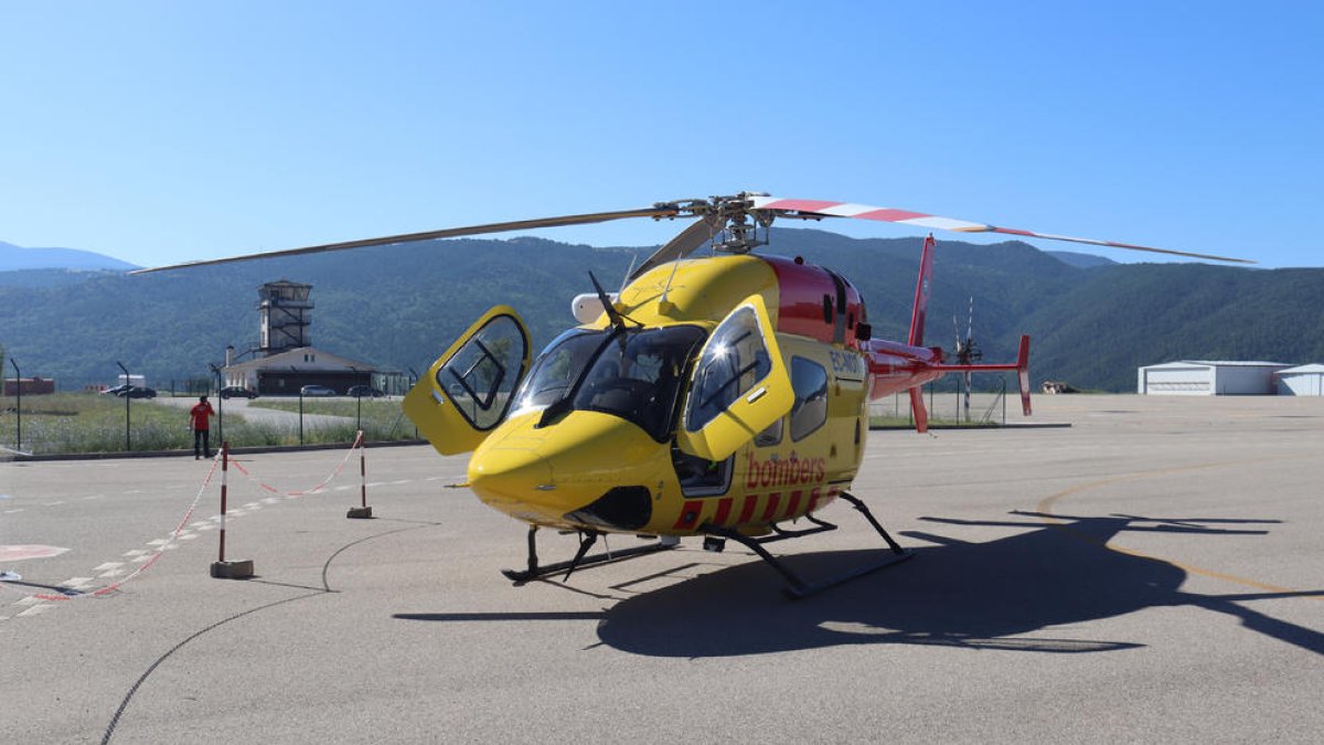 El nuevo helicóptero de rescate con personal del SEM, en La Seu. 