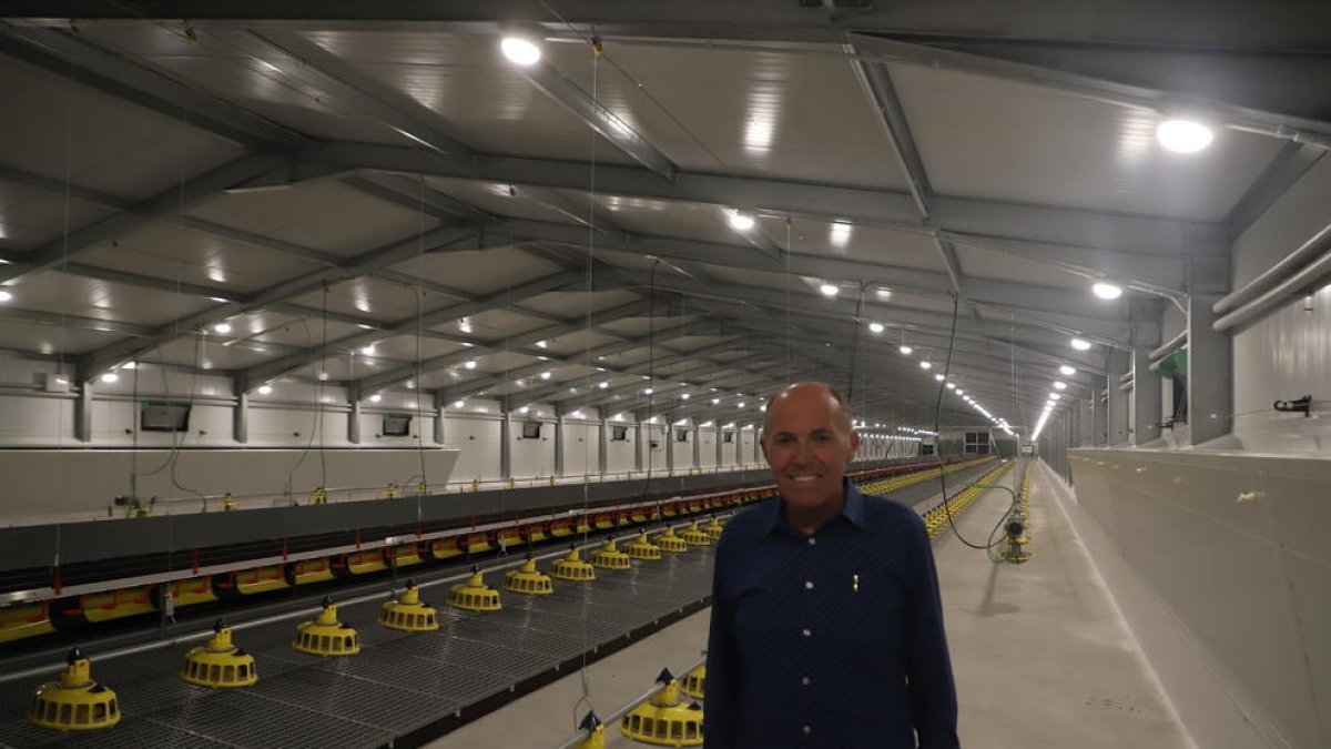 Josep Carrera, a les instal·lacions que acolliran 40.000 gallines.