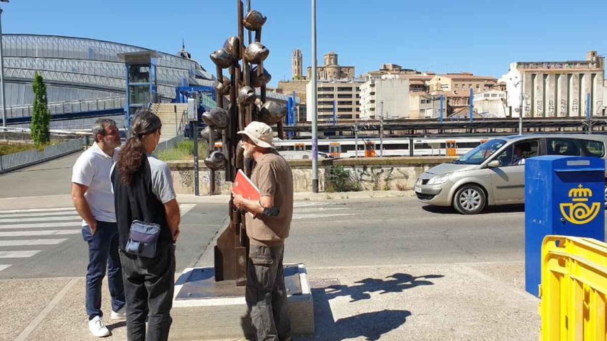 Els regidors David Melé i Sergi Talamonte parlen amb l’artista Miguel Ángel González.