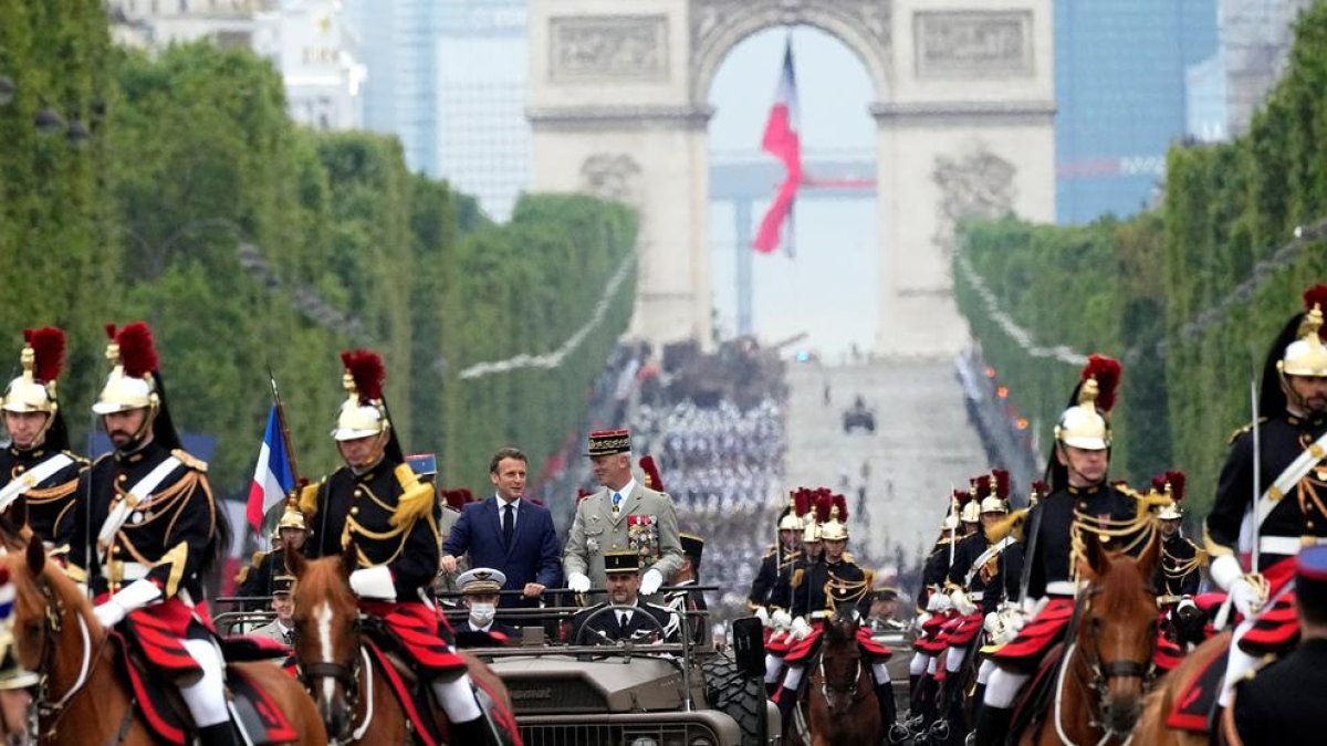 Francia celebra su Día Nacional recuperando el desfile militar de París