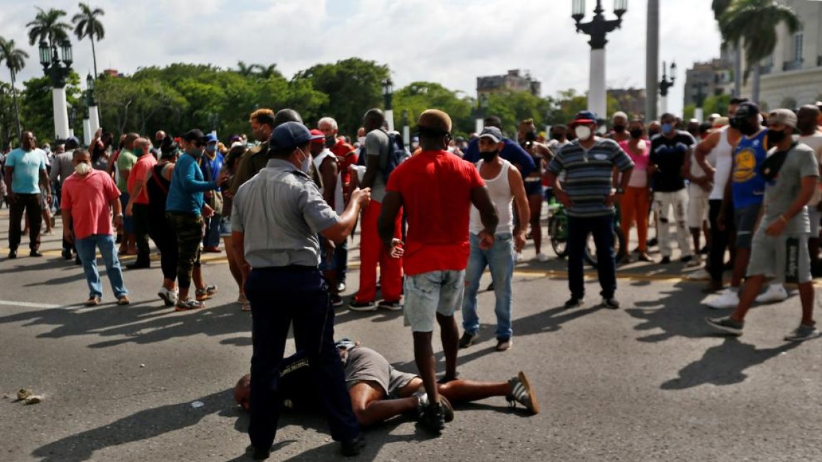 Un home, a a terra abans de ser arrestat en una de les protestes de diumenge a Cuba.