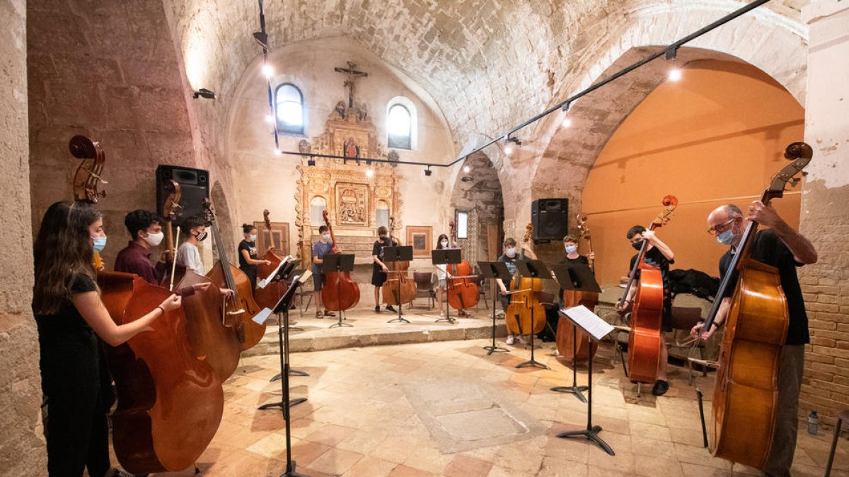 Imatge del concert final de les classes de contrabaixos que va tenir lloc dimarts a l’església de St. Joan.