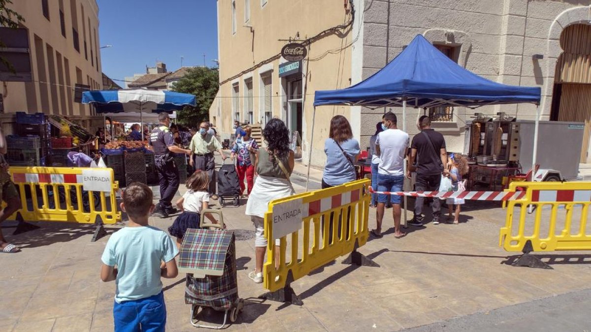 Imatge de les cues que es van formar ahir al mercat setmanal de Guissona.