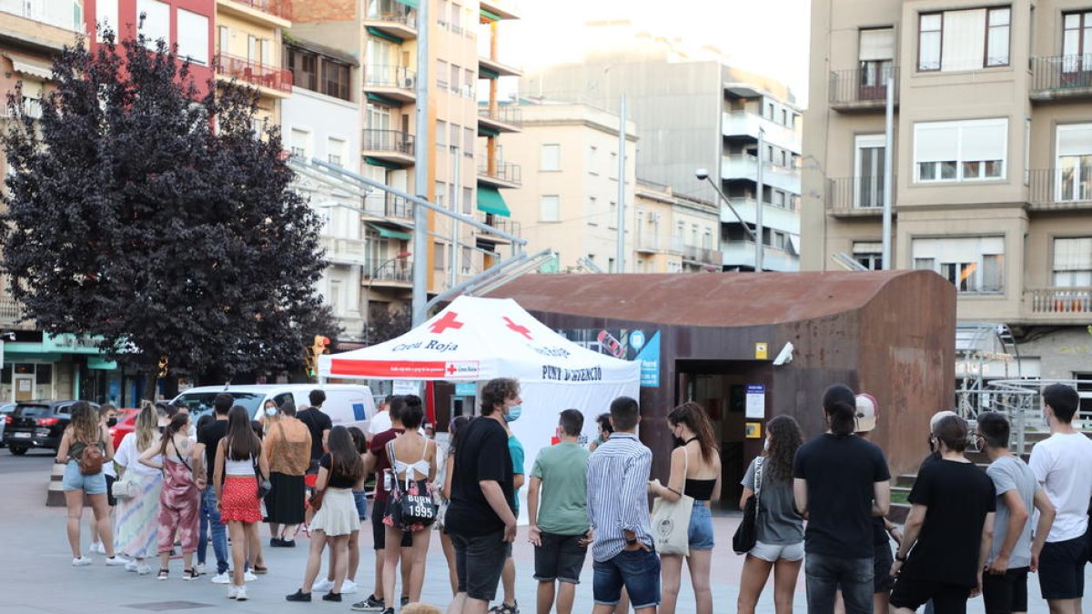 Colas de jóvenes para hacerse una PCR  -  Un total de 195 personas de entre 16 a 30 años se hicieron ayer una PCR en un cribaje que se llevó a cabo en la plaza Ricard Viñes.  De hecho, tuvo que cerrarse la cola dos horas antes de lo previsto po ...