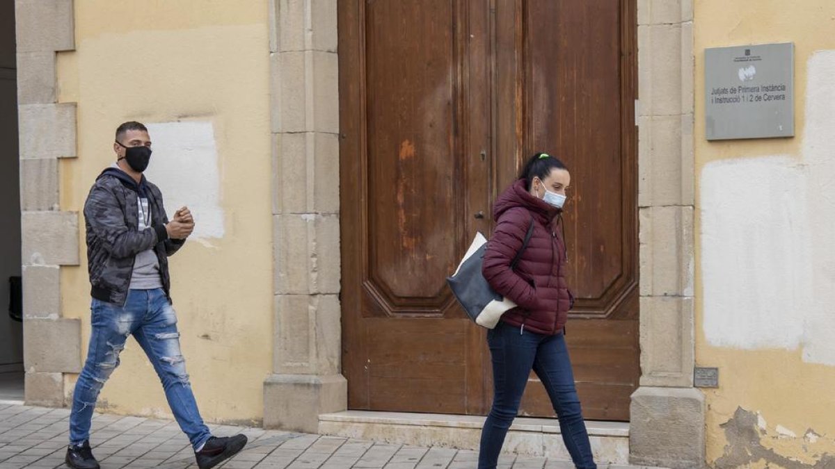 La condemnada i la seua parella, el passat 12 de novembre al sortir dels jutjats de Cervera.