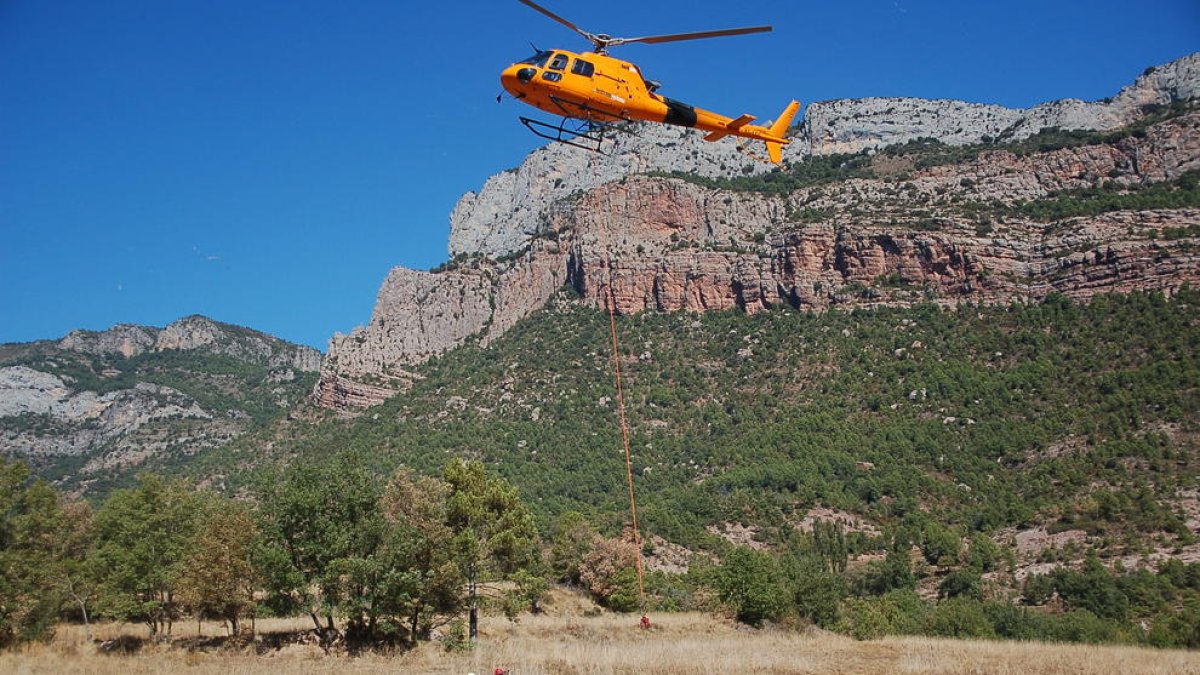 Obres d’instal·lació de les torres elèctriques el 2011.