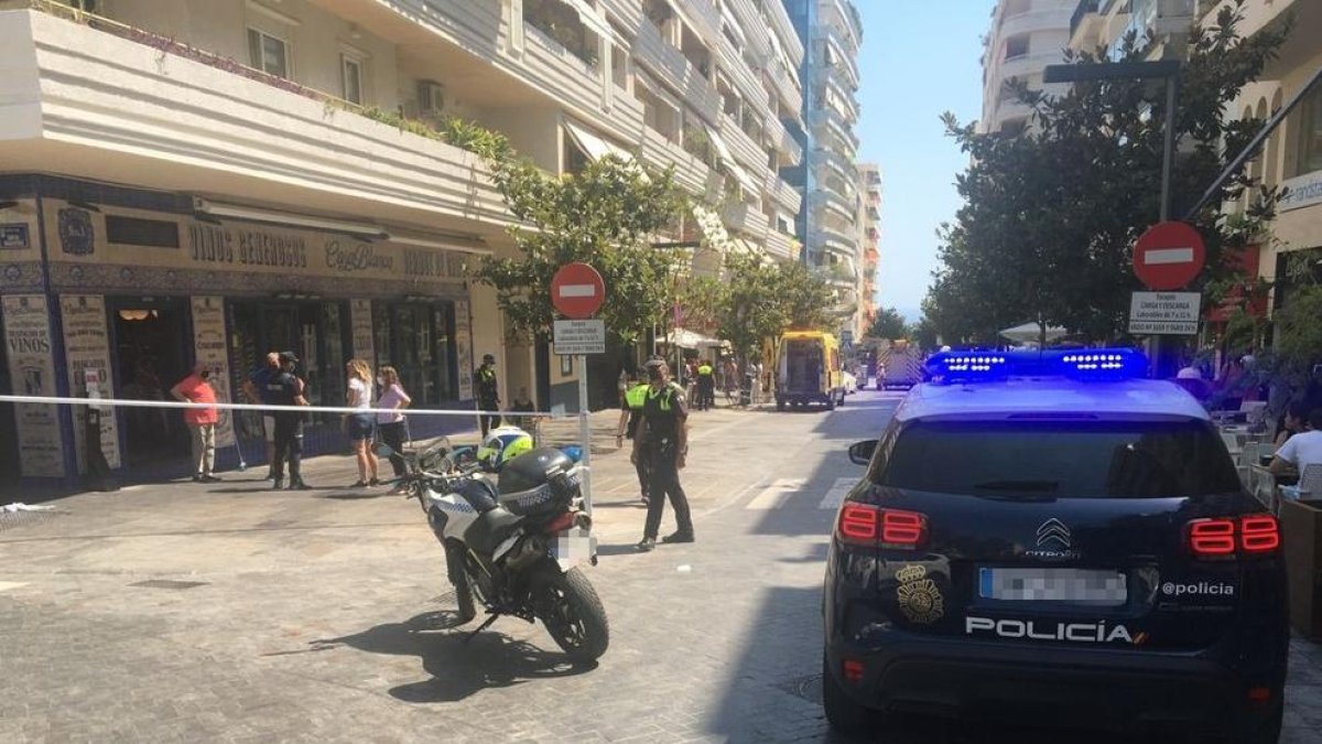 Policías de Marbella en la terraza del accidente.