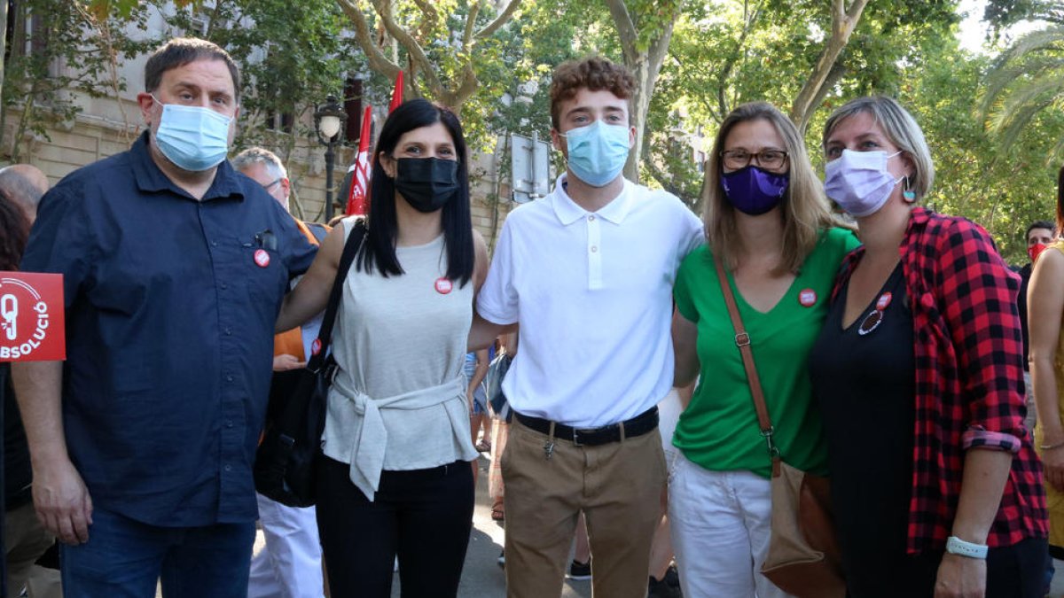 Pol Serena llegó a la Audiencia de Barcelona arropado por Junqueras, Vilalta, Serret y Vergés.