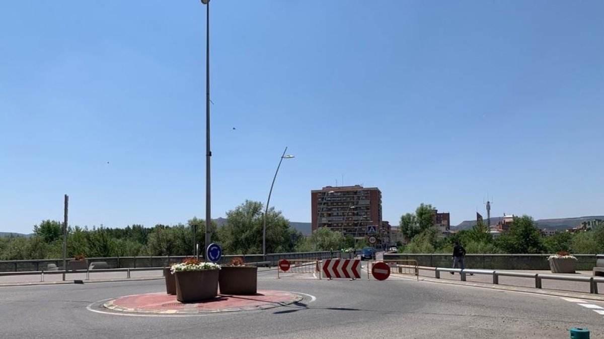 Imatge del pont Petit, amb un carril tancat per les obres.