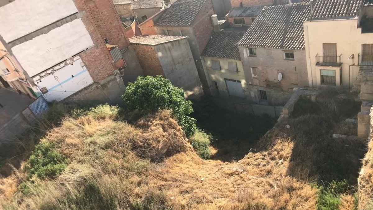 Diverses propostes - Les propostes per recuperar el solar de Casa Dueso (a la imatge) plantegen, per exemple, un pàrquing cobert de dos plantes amb capacitat per a una mica més de quaranta vehicles o la creació d’una plaça a diferents altures ...