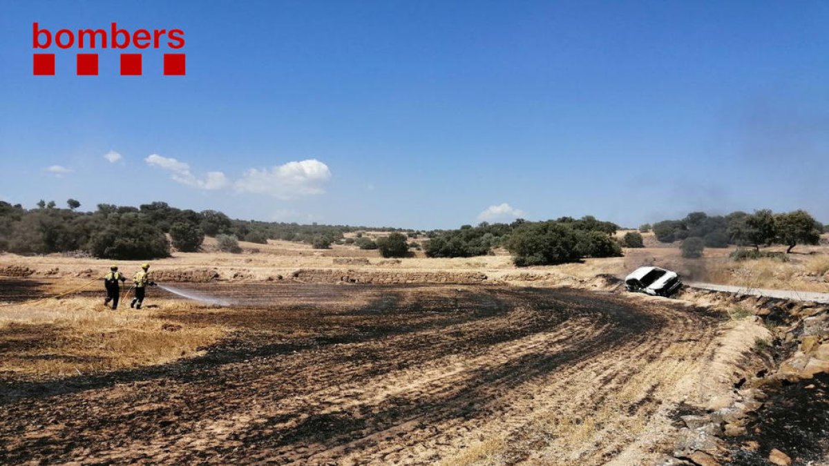 Imatge del foc de Cubells que va començar en un cotxe, al fons.