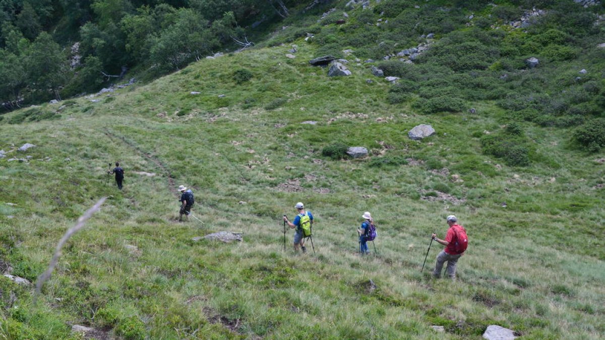 El israelí Eric Mauer, acompañado de sus dos hijos y su mujer, siguió el miércoles las huellas de sus abuelos en su huida por el Pirineo. 