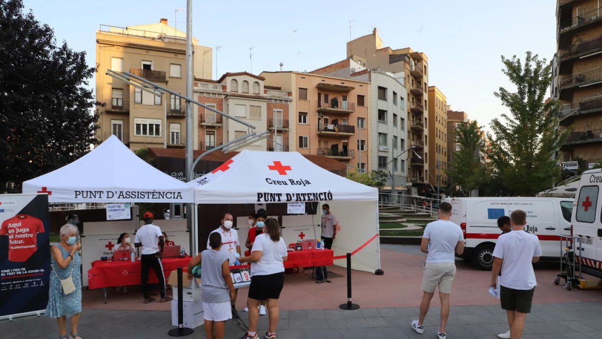 Vuelven los cribajes  -  El departamento de Salud, con la colaboración de la Cruz Roja y la Paeria, volvió ayer a hacer PCR a personas de 16 a 30 años en la plaza Ricard Viñes, aunque también se hicieron pruebas a personas de mayor edad que se ...