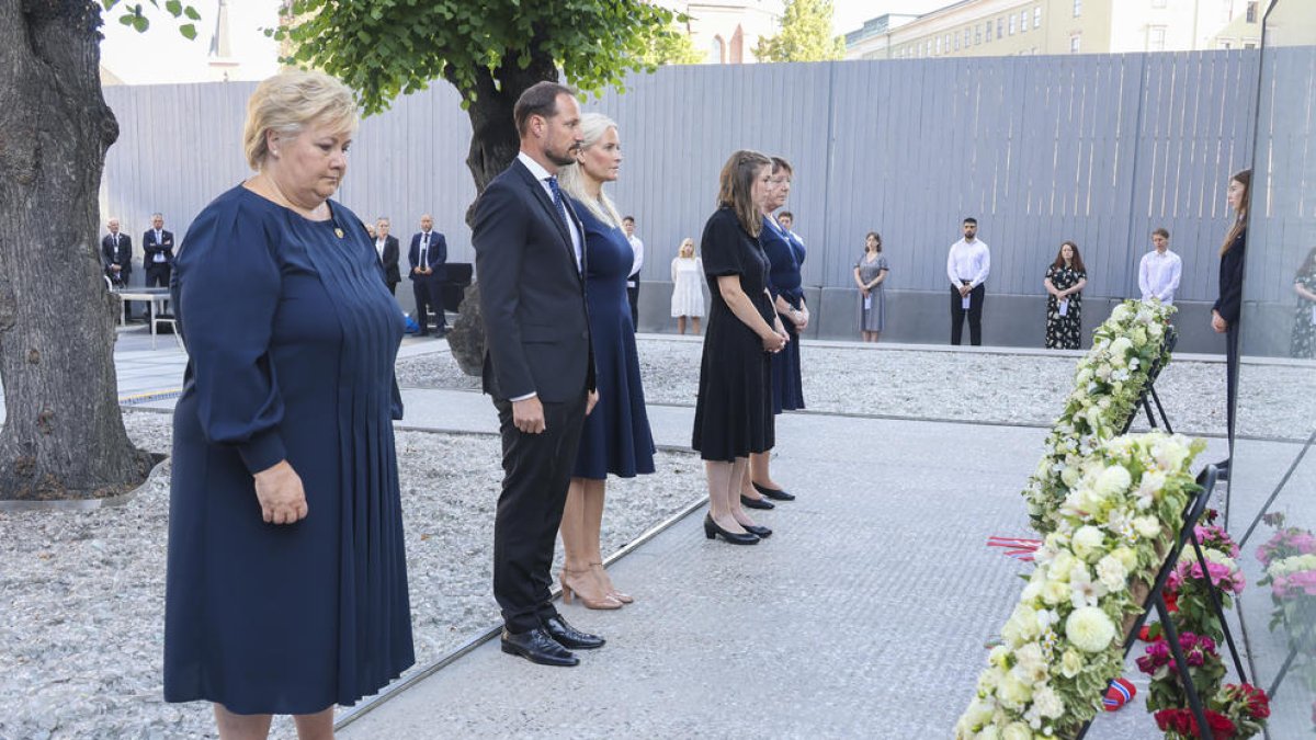 La primera ministra, Erna Solberg, el príncep Haakon i la princesa Mette-Marit, en l’homenatge.