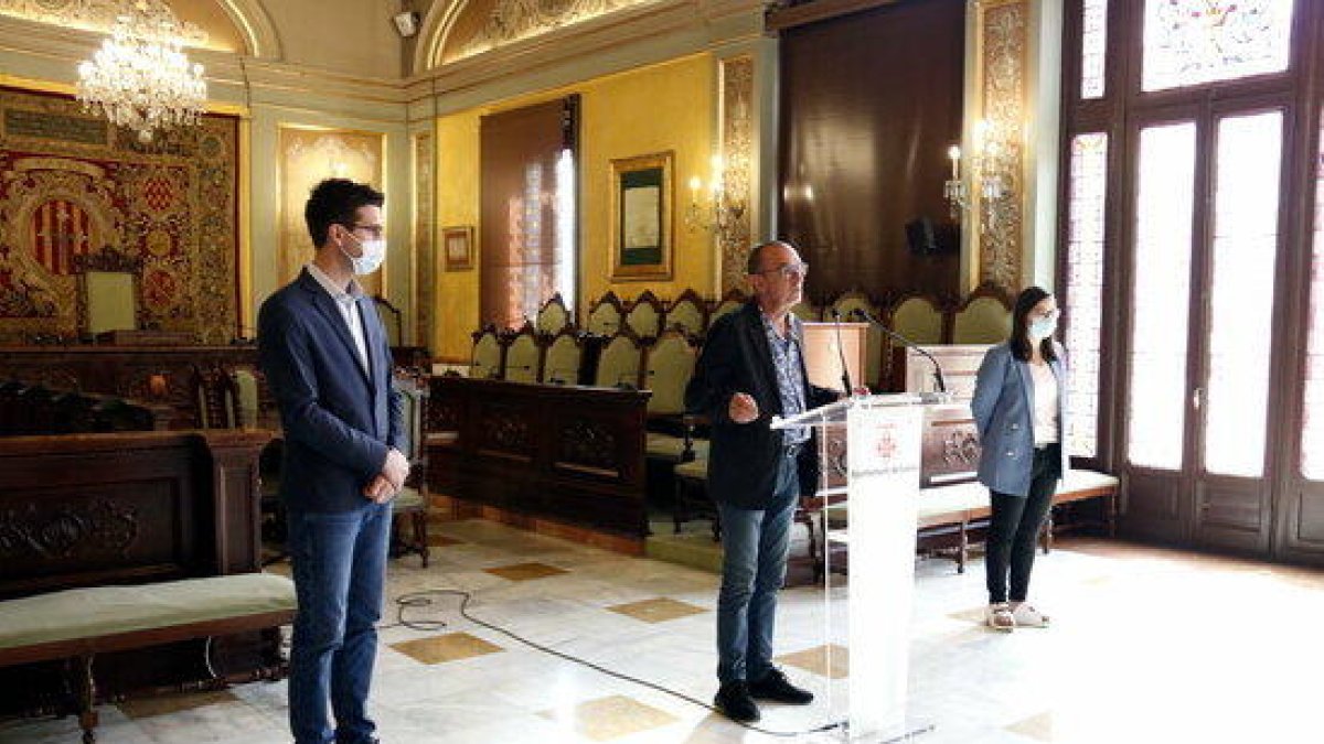 El alcalde de Lleida, Miquel Pueyo, y los tenientes de alcalde, Toni Postius i Jordina Freixanet, en la rueda de prensa de reestructuración del gobierno municipal.