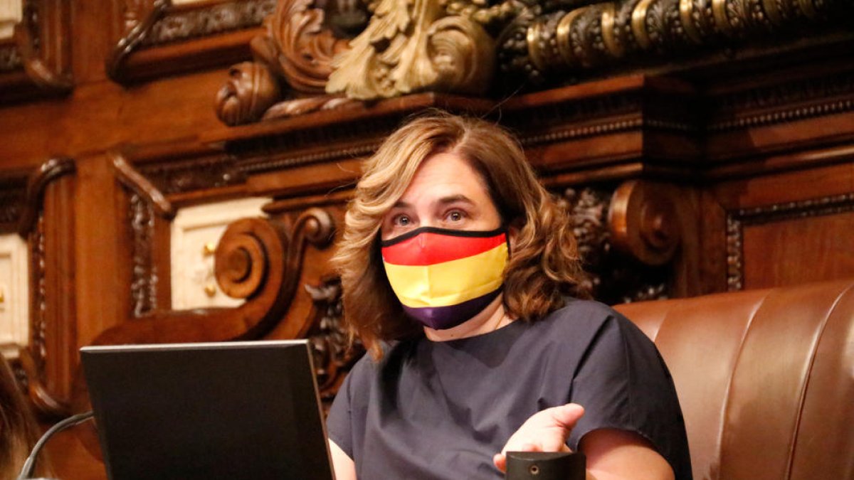 Ada Colau va lluir una mascareta amb la bandera republicana.