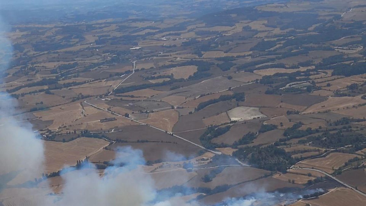 L'incendi de Santa Coloma de Queralt, a Tarragona, afecta unes 110 hectàrees i obliga a confinar un nucli de Les Piles