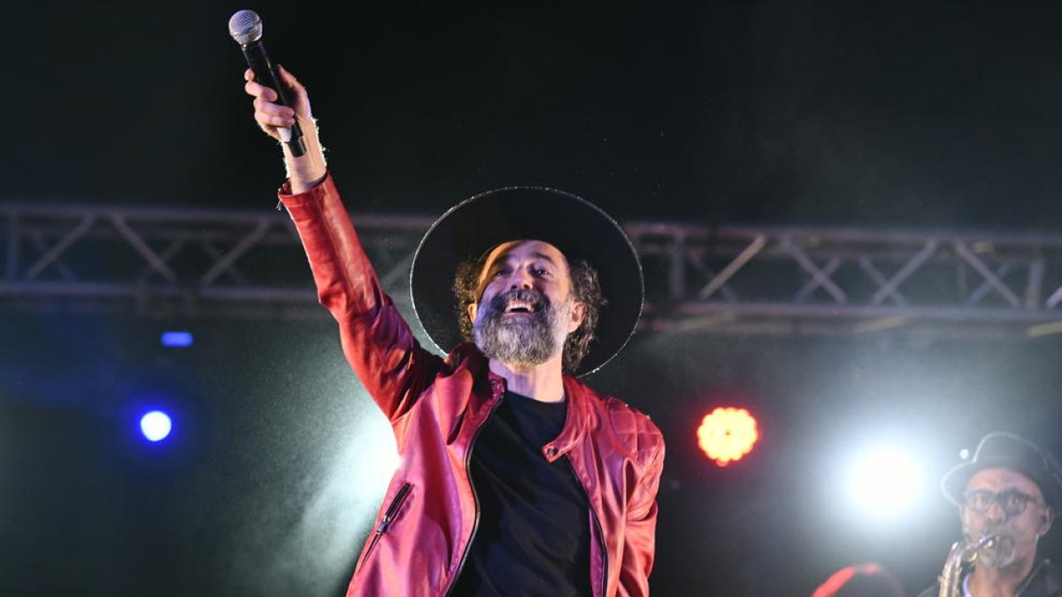 El cantant oscenc Raúl Usieto ‘Pecker’ es va transformar en Pau Donés posant la veu a alguns dels èxits de l’artista al capdavant de Jarabe de Palo, dissabte a Montanui.