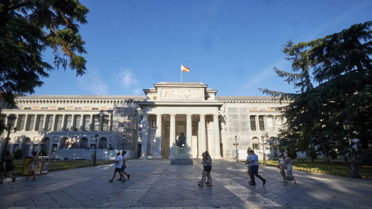 Fachada oeste o “de Velázquez” del Museo del Prado vista desde el Paseo del Prado.