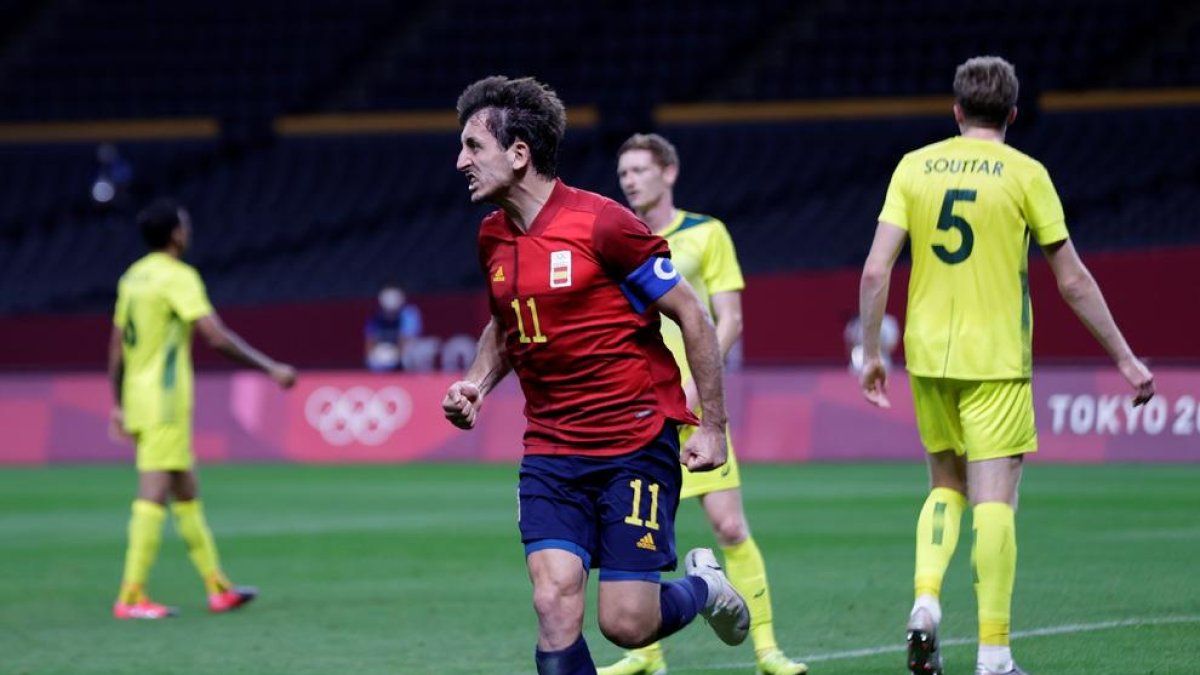 Mikel Oyarzabal celebra el gol que le dio a España la primera victoria.