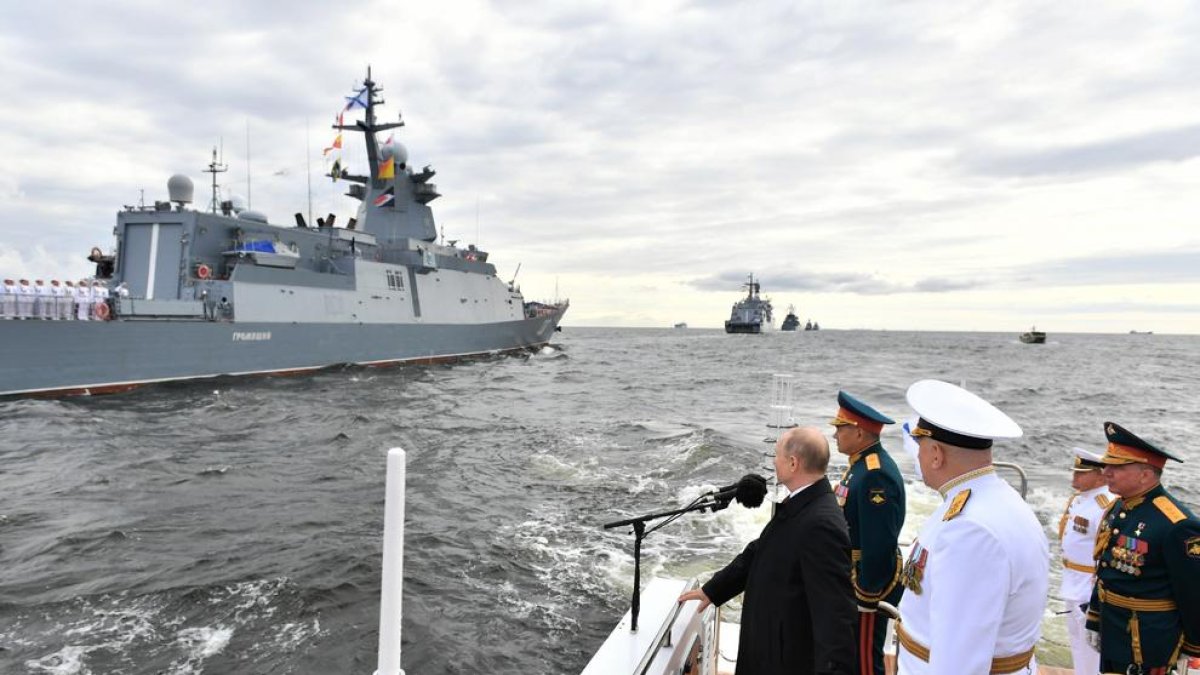 Putin presume del poderío naval ruso en un desfile en San Petersburgo