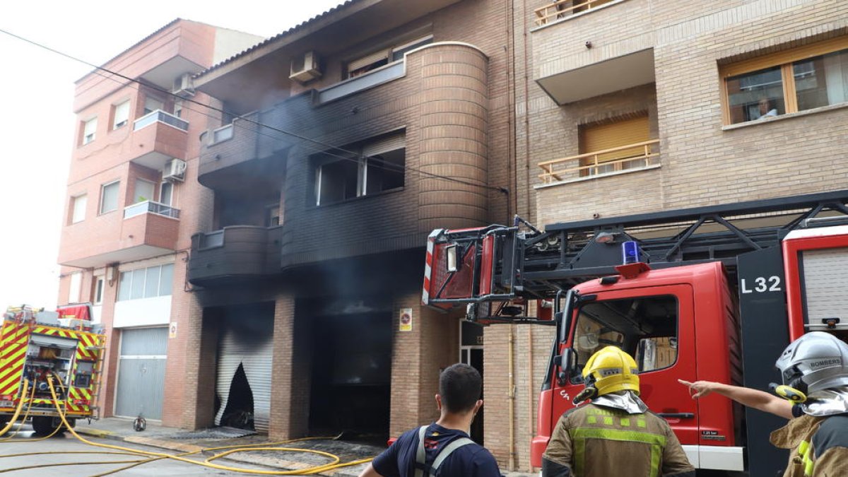 Efectius d’emergències, ahir a l’incendi registrat al carrer Casagualda del Secà de Sant Pere.