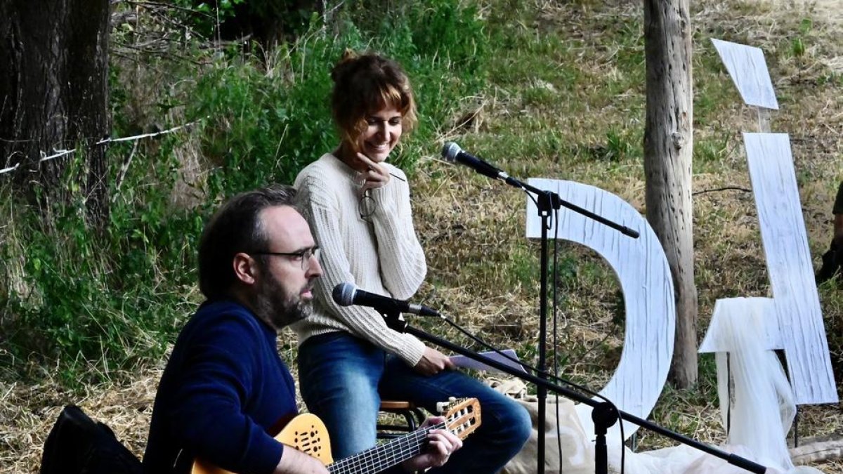 Roger Mas i Sílvia Bel van cantar i van llegir textos sobre els afusellaments al Prat de Fuster de Sorpe.