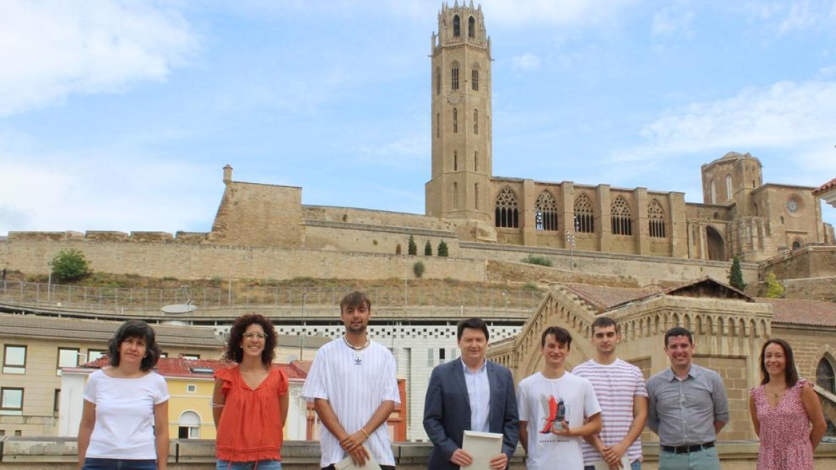 Els guanyadors al costat de membres del jurat i representants de l’institut.