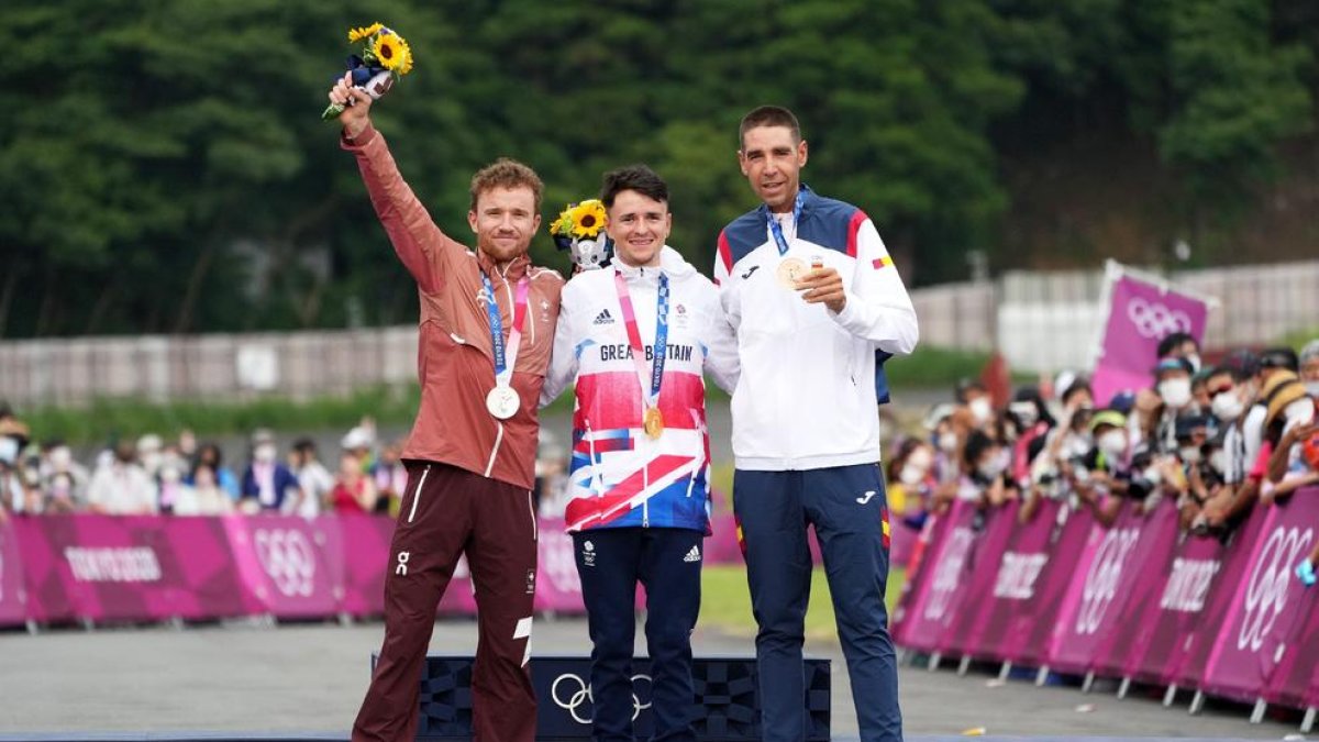 El granadí David Valero, a la dreta, amb el britànic Tom Pidcock i el suís Mathias Flückiger.