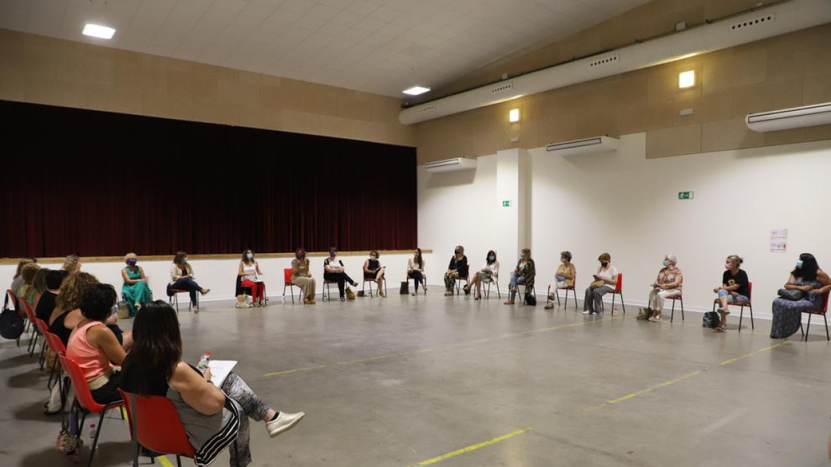 Defensa de les polítiques de gènere - Vilagrà, que es va reunir ahir a Menàrguens amb una vintena d’alcaldesses de les comarques de Lleida, va recordar que “una de les transformacions que volem fer és la feminista, incorporar les polítiqu ...