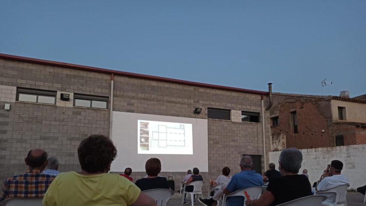 Reunió explicativa sobre l’estat de les obres.