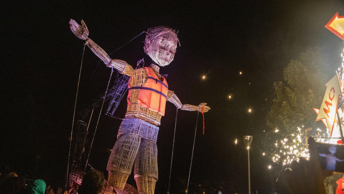 L’enorme titella de 7 metres dels francesos L’Homme Debout va ser un dels principals atractius del certamen.