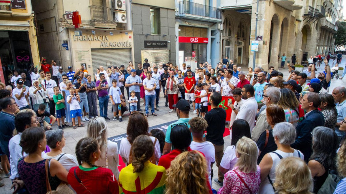 Unes 150 persones van acudir ahir a la plaça de la Paeria de Lleida, on la comunitat marroquina va commemorar les víctimes del terratrèmol amb un emotiu minut de silenci