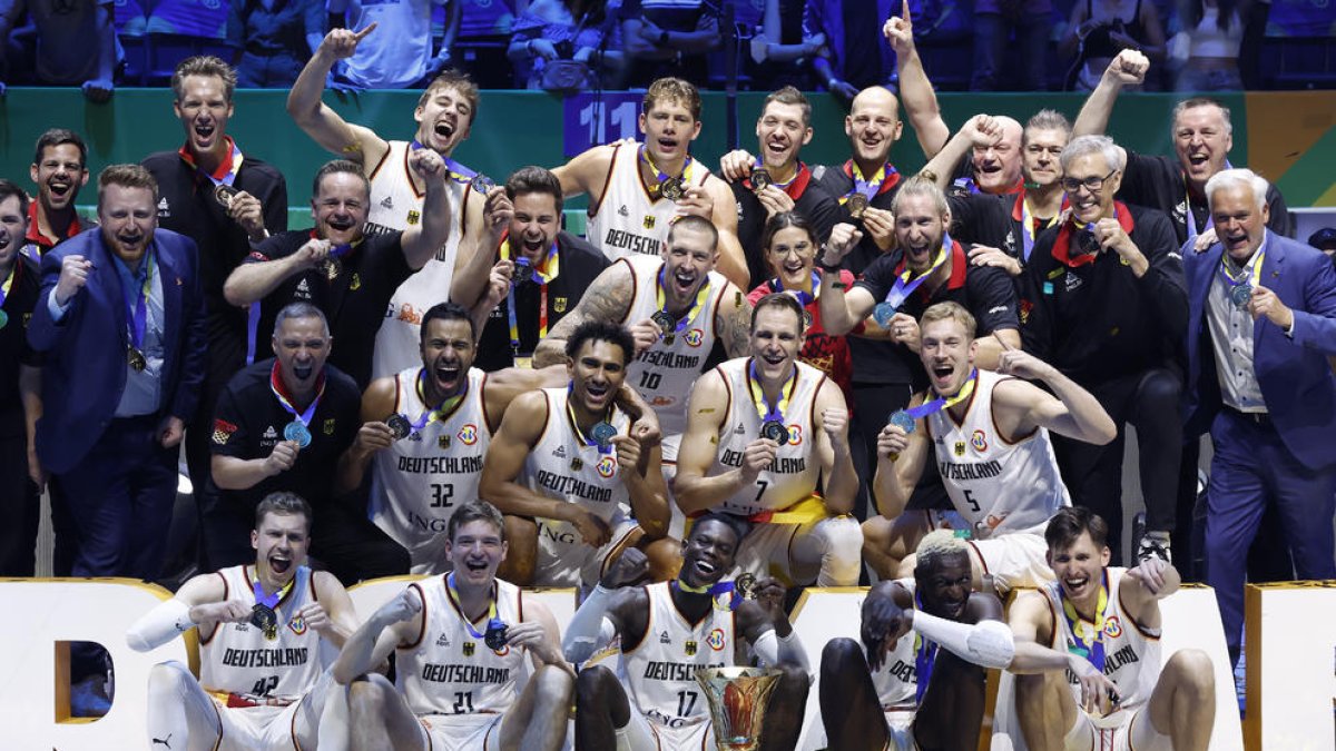 La selecció d’Alemanya celebra la gesta històrica, al guanyar el primer mundial de bàsquet.