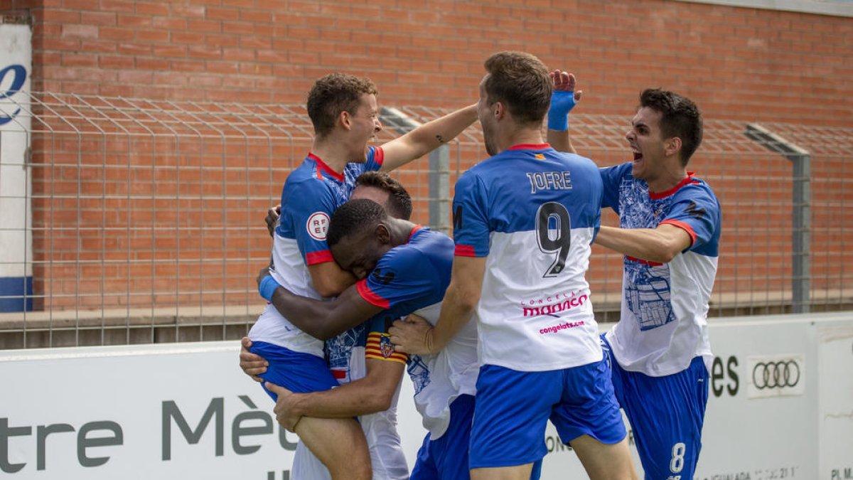 Genís, Sidibé, Jofre i Pau Font celebren amb Nil Sauret el gol de l'equip que a la fi els donaria els tres punts.